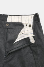PT Torino Wollhose 'Carrot Fit' dunkelgrau meliert, Detailansicht von innen mit offenem Bund, Knopfriegel, Reißverschluss, Schurwolle und Cashmere.