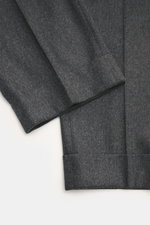 PT Torino Wollhose "Carrot Fit" dunkelgrau meliert, Detailaufnahme von Bund und Bein mit weichem Griff aus Schurwolle und Cashmere.