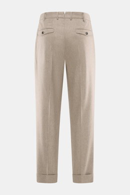 Rückansicht der PT Torino Wollhose 'Carrot Fit' beige meliert aus Schurwolle und Cashmere mit Bundfalten, Uhrentasche, Patten und fixiertem Saum.