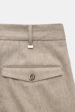 PT Torino Wollhose 'Carrot Fit' beige meliert, Detailfoto Rückansicht mit Bund, Patten- und Gesäßtasche, Schurwolle, Cashmere, raffinierte Verarbeitung.