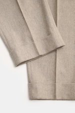 PT Torino Wollhose 'Carrot Fit' beige meliert, Detailaufnahme von oben, weicher Griff, doppelte Bundfalte, fixierter Saumaufschlag, Schurwolle und Cashmere.