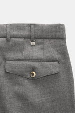 PT Torino Wollhose 'Carrot Fit' grau meliert, Detailaufnahme von hinten oben, reine Schurwolle, Bundfalten, Knopfriegel, Uhrentasche, Patten- und Knopf-Gesäßtasche.