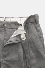 PT Torino Wollhose 'Carrot Fit' grau meliert, Nahaufnahme von Bund und Knopfriegel, reine Schurwolle, Bundfalten, Uhrentasche, elegante Details.