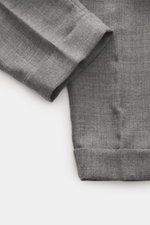 PT Torino Wollhose 'Carrot Fit' grau meliert, Detailaufnahme von Bündchen und Saum, reine Schurwolle, weicher Griff, schmal zulaufend, knöchellang.