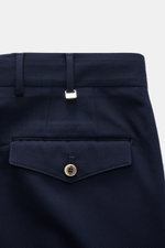 PT Torino Wollhose 'Carrot Fit' navy, Detailaufnahme von hinten oben, reine Schurwolle, weicher Griff, Carrot Fit, französische Taschen, Patten, Knöpfe.