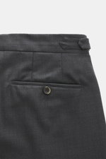 PT Torino Wollhose 'Gentleman Fit' dunkelgrau meliert, Detailaufnahme von hinten oben, Bund mit Side Adjuster, Knopf und paspelierter Tasche.