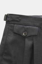 PT Torino Wollhose 'Gentleman Fit' dunkelgrau meliert, Detailaufnahme seitlich oben, reine Super 160'S Schurwolle, schmal zulaufend, mit Side Adjuster, Knopfriegel, Bundknöpfen.