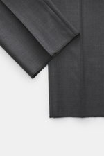 PT Torino Wollhose 'Gentleman Fit' dunkelgrau meliert, aus Super 160'S Schurwolle, glatter Griff, Regular Fit, schmal zulaufend, Detailaufnahme der offenen Hosenbeine.