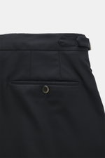 PT Torino Wollhose 'Gentleman Fit' dark navy, Detailansicht von hinten oben, Super 160'S Schurwolle, schmal zulaufend, Bund mit Side Adjuster und Knopf.