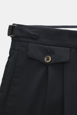PT Torino Wollhose 'Gentleman Fit' dark navy, Detailfoto seitlich oben, reine Super 160'S Schurwolle, schmal zulaufend, Side Adjuster, Bundknöpfe.