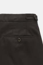 PT Torino Wollhose 'Gentleman Fit' dunkelbraun, Detailansicht von hinten oben, aus Super 160'S Schurwolle, schmal zulaufend, Bund mit Side Adjuster.