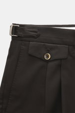 PT Torino Wollhose 'Gentleman Fit' dunkelbraun aus Super 160'S Schurwolle, schmal zulaufend, mit Side Adjuster, Knopfriegel, fotografiert aus Nahaufnahme seitlich.