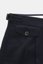 Nahaufnahme der Taille der PT Torino Wollhose 'Gentleman Fit' navy aus Schurwolle mit Seidenanteil, Regular Fit, schmal zulaufend, mit Side Adjuster und Knopfdetails.
