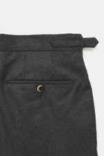PT Torino Wollhose 'Gentleman Fit' dunkelgrau meliert, Detailansicht von hinten oben mit Bundknopf, Side Adjuster, Schurwolle mit Seide, schmal zulaufend.