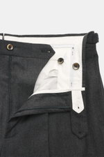 PT Torino Wollhose 'Gentleman Fit' dunkelgrau meliert, Detailaufnahme von oben offen, Schurwolle mit Seidenanteil, Regular Fit, Reißverschluss, Bundknöpfe, Side Adjuster.
