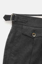 PT Torino Wollhose 'Gentleman Fit' dunkelgrau meliert, Detailaufnahme Bund mit Side Adjuster, Knopf, Schurwolle mit Seidenanteil, Regular Fit, schmal zulaufend.