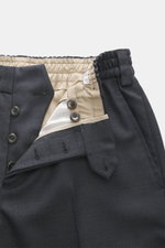 Nahaufnahme der geöffneten Bundansicht der PT Torino Wollhose 'The Rebel' navy meliert aus reiner Schurwolle mit elastischem Bund, Button Fly und französischen Taschen, fotografiert von oben.