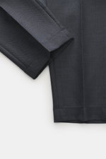 Nahaufnahme der knöchellangen PT Torino Wollhose 'The Rebel' navy meliert, reine Schurwolle, Rebel Fit, elastischer Bund, Button Fly, französische Taschen, geknöpfte Gesäßtaschen, leicht körniger Griff, schmal zulaufend, reguläre Oberschenkelweite, typisc