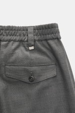 Rückansicht der PT Torino Wollhose "The Rebel" dunkelgrau meliert aus reiner Schurwolle mit leicht körnigem Griff, Rebel Fit, regulärer Oberschenkelweite, schmal zulaufend, knöchellang, elastischem Bund, Button Fly, französischen Taschen, Gesäßtaschen mit