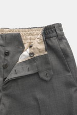 Nahaufnahme der geöffneten Bundpartie der PT Torino Wollhose 'The Rebel' dunkelgrau meliert, aus reiner Schurwolle, mit elastischem Bund, Button Fly, französischen Taschen, schmal zulaufend im Rebel Fit, leicht körnigem Griff.