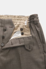 Nahaufnahme der geöffneten PT Torino Wollhose 'The Rebel' dunkelbraun meliert mit Button Fly, elastischem Bund, französischen Taschen, geknöpften Gesäßtaschen, aus reiner Schurwolle, Rebel Fit, leicht körnigem Griff.