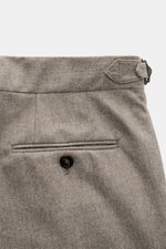 Brunello Cucinelli Wollhose taupe meliert, Detailaufnahme von hinten oben, mit doppelter Bundfalte, Side-Adjustern, Uhrentasche und Knopftasche.