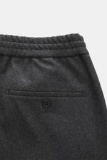 Incotex Cashmere Jogpants anthrazit meliert, Detailaufnahme von hinten, Regular Fit, elastischer Bund mit Tunnelzug, französische Taschen, Gesäßtaschen mit Knopf, Jersey aus reinem Cashmere, sehr weicher Griff, leicht schmal zulaufend, Reißverschluss und 