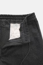 Incotex Cashmere Jogpants anthrazit meliert, Detailansicht Bund von vorne, Jersey aus reinem Cashmere, weicher Griff, Regular Fit, schmal zulaufend, Reißverschluss, Bundknopf, elastischer Bund mit Tunnelzug, französische Taschen, Gesäßtaschen mit Knopf, o