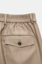 Ansicht des teilausschnitts der Incotex Jogpants taupe von hinten, mit geradem Schnitt, regular fit, teilelastischem Bund, französischen Taschen, Gesäßtaschen mit Knopf und Patte, Reißverschluss und Bundknopf, Mix aus Wolle und Seide, geschmeidiger Griff.
