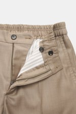 Incotex Jogpants taupe, Nahaufnahme von Bund mit Reißverschluss, Bundknopf, teilelastisch, Regular Fit, Mix aus Wolle und Seide, französische Taschen.