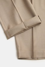 Incotex Jogpants taupe im Detail, Nahaufnahme schräg von oben, Mix aus Wolle und Seide, geschmeidiger Griff, Regular Fit, gerader Schnitt, Reißverschluss, Bundknopf, teilelastischer Bund, französische Taschen, Gesäßtaschen mit Knopf und Patte.