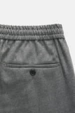 Incotex Jogpants grau meliert, Detailaufnahme von hinten oben, Mix aus Schurwolle und Microfaser, elastischer Bund mit Tunnelzug, Gesäßtasche mit Knopf.