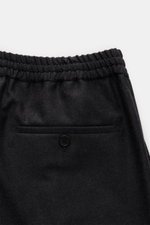 Incotex Woll-Jogpants anthrazit in Nahaufnahme von oben, elastischer Bund mit Tunnelzug, Knopf, französische Taschen, weiche reine Wolle, Regular Fit.