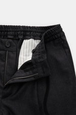Incotex Woll-Jogpants anthrazit, Nahaufnahme von Bund und Reißverschluss, reine Wolle, Regular Fit, elastischer Bund, weicher Griff.