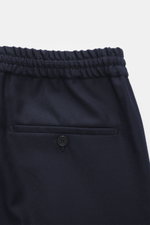 Incotex Woll-Jogpants navy aus reiner Schurwolle mit weichem Griff, Regular Fit, leicht schmal zulaufend, Detailansicht Bund mit Tunnelzug, Knopf, Taschen.