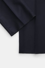 Incotex Woll-Jogpants navy aus reiner Schurwolle, weicher Griff, Regular Fit, leicht schmal zulaufend, mit Reißverschluss, Bundknopf, elastischem Tunnelzug, Taschen seitlich und hinten, offene Länge, Detailaufnahme Stoff und Saum.