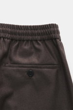 Incotex Woll-Jogpants braun meliert aus reiner Schurwolle, Detailaufnahme von Bund und Gesäßtasche, Regular Fit, elastischer Bund, Knopf.