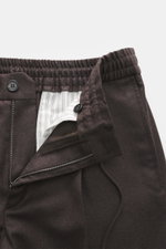 Incotex Woll-Jogpants braun meliert, Detailaufnahme von vorne oben, reine Schurwolle, weicher Griff, Regular Fit, leicht schmal zulaufend, Reißverschluss, Bundknopf, elastischer Bund mit Tunnelzug, Taschen in Seitennaht, Gesäßtaschen mit Knopf, offene Län