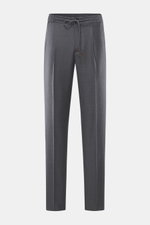 Incotex Woll-Jogpants dunkelgrau meliert, frontale Nahaufnahme, reine Schurwolle, weicher Griff, Regular Fit, leicht schmal zulaufend, Reißverschluss und Bundknopf, elastischer Bund mit Tunnelzug, Seitentaschen, Gesäßtaschen mit Knopf, offene Länge.