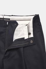 Incotex Wollhose navy, Detailaufnahme von innen mit Reißverschluss, Bundknopf, elastischem Tunnelzug, weichem Woll-Canvas, Tapered Fit und geradem Schnitt.