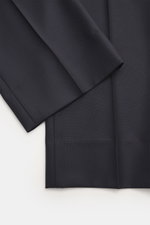 Incotex Wollhose navy, Detailfoto von unten schräg auf knöchellange Hose aus Canvas reine Wolle, weicher Griff, Tapered Fit, gerader Schnitt.