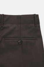 Nahaufnahme von der Rückseite der Incotex Wollhose dunkelbraun meliert, Canvas aus reiner Wolle, weicher Griff, gerader Schnitt, Leistentaschen, doppelte Bundfalte.