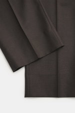 Incotex Wollhose dunkelbraun meliert im Detail von oben fotografiert, Canvas aus reiner Wolle, weicher Griff, Tapered Fit, knöchellang, Bund mit Reißverschluss, elastischem Tunnelzug, französische Taschen, Leistentaschen am Gesäß.