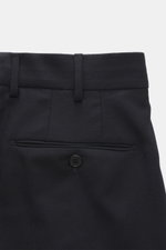 Incotex Wollhose navy aus reiner Schurwolle, Regular Fit, leicht schmal zulaufend, Detailansicht Bund mit Reißverschluss, Knopf, Knopfriegel und paspelierten Taschen.