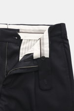 Incotex Wollhose navy, Nahaufnahme von Bund und Reißverschluss, reine Schurwolle, leicht elastisch, Regular Fit, französische Taschen.