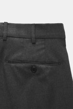 Incotex Wollhose dunkelgrau meliert, Detailaufnahme von hinten, reine Schurwolle, Regular Fit, leichte Elastizität, französische Taschen, Bundknopf, Knopfriegel, Bundfalte, paspelierte Gesäßtaschen, offene Länge.