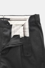 Incotex Wollhose dunkelgrau meliert von oben auf Bund und Innenfutter mit Reißverschluss, Knopfriegel, französischen Taschen, Bundfalte.