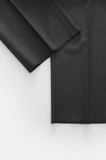 Incotex Wollhose dunkelgrau meliert in Nahaufnahme, reine Schurwolle, leicht elastisch, softer Griff, Regular Fit, schmal zulaufend, offene Länge.
