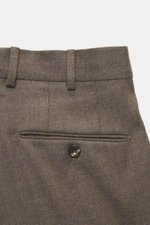 Incotex Wollhose graubraun meliert, Detailansicht Bund von hinten, reine Schurwolle, Regular Fit, doppelte Bundfalte, paspelierte Gesäßtaschen mit Knopf.