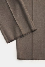 Incotex Wollhose graubraun meliert aus reiner Schurwolle, Detailaufnahme der offenen Länge, leichter elastischer Stoff, softer Griff, Regular Fit, leicht schmal zulaufend.